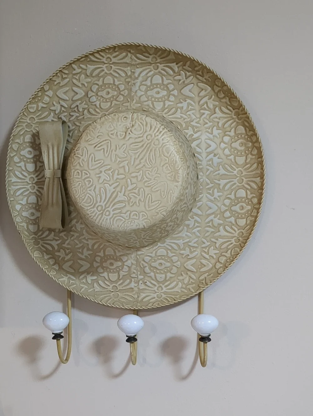 Decorative Creamy Yellow Wall Hook Rack with Embossed Pattern